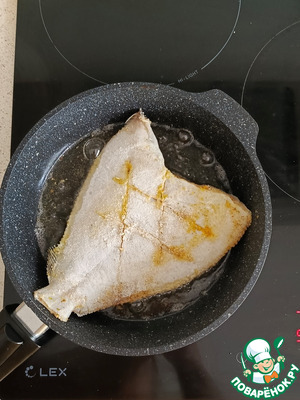 Жареная камбала целиком на сковороде Жареная камбала целиком на сковороде